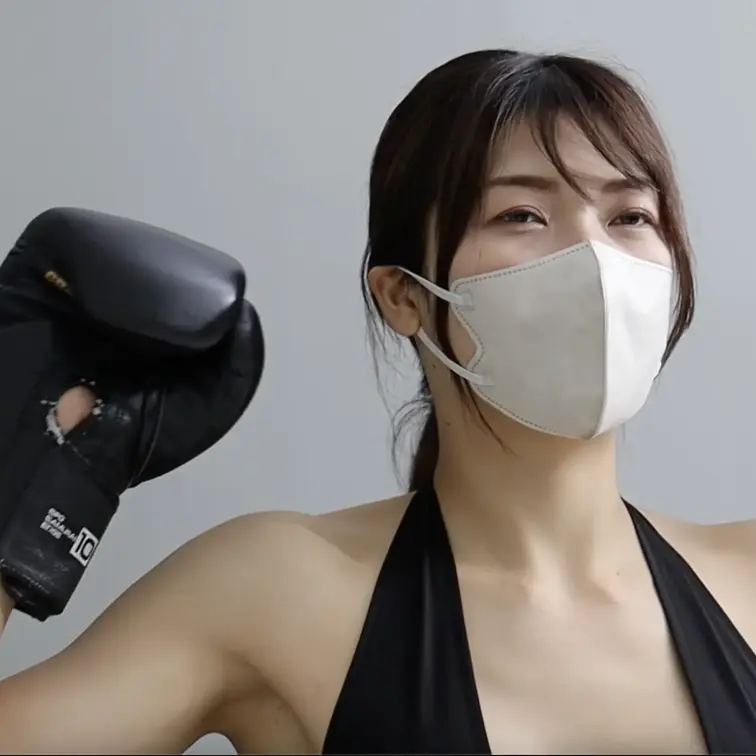 ゴールドの旦那様、特別に『おあずけ』を少し解いてあげる。 
ミット打ちで躍動するバストと、スクワットで強調される自慢の