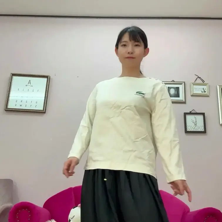 30分、踊ったりして汗をかき、アップで見せたりします。
汗フェチ動画です。 (1/2)