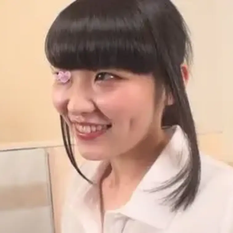 【海着替え×制服SEX】着替えを覗いて制服彼女とラブホでSEX②‼
海に行った。
今、巷で噂のスマホアプリ「撮ったらハイ…おしまい」。
スマホで撮られた相手は、撮った者に惚れてしまう…。
そんなウソみたいなアプリがあると言う。
それを試す為に、海へ行った訳だ。
車の陰に隠れて着替えをしている女を発見。
そっと見ていると「すっぽんぽん」になっている。
油断し過ぎでしょ…なんてラッキーな。
しばらく様子をみてから近づく…そしてスマホでパシャリ。
するとトロンとした目をしながら近づいてくる。
何も言わない…チャンスと見て胸を揉む。
まだ何も言わない…完全に効いている。
そのままラブホに連れて行った。
前髪パッツンなこの子、いい目でこちらを見てきやがる。
キスをしたらトロンと落ちた。
小さなおっぱいにツルツルまんこがいい。
指を入れるとヌレヌレ状態で御開帳‼
膣中で指をGスポットにクイックイッと当てると「ピュッピュッ」と潮吹き。
出るわ出るわで面白い。
そのまま勃起チンポをフェラさせて「生挿入」。
とっとも気持ち良かったけど「中出し」はちょっと可哀そうだったので小さなおっぱいにぶっかけてやった。
収録時間/45:38

【注意事項】
※出演者は１８歳以上であることを身分証で確認しております。
※法律や条例に違反することは一切行っておりません。
※本作品は、公開する事を目的に作られたオリジナル動画です。
※二次使用、譲渡、転載、転売等は禁止します。 (1/2)