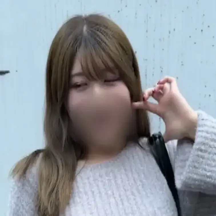 【みか24歳】PR3動画
服の上からでもわかる巨乳のおっとりしたかわい子チャン。
普通にマツ⚪︎ヨで働いてるレジのお