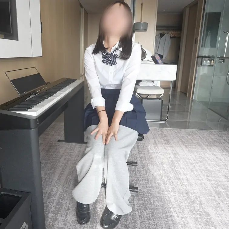 制服ディズニーしたときの格好でえっち！？制服でおしっこ口移し飲尿プレイも（1時間12分）

雄さんのせいで彼氏さんと