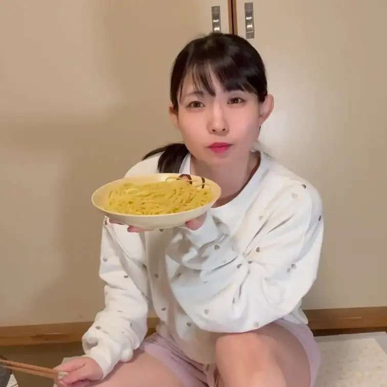 まんこにパスタと羊羹を入れます。
まんこから出てくる異物を楽しんでね！！