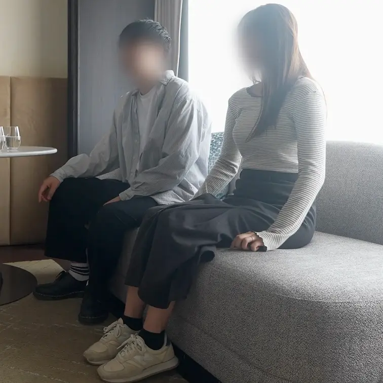「うちの妻を寝取ってほしいです」結婚して1年の新婚夫婦からNTR依頼（2時間10分）

マッチングアプリで知り合い3年の交際期間を経てゴールインしたご夫婦。

あるとき奥さんから「女性用風俗に興味がある」と打診したことをきっかけに旦那さんのNTR癖が開花。

「奥さんが他の人としてるのを想像したら嫌じゃないなって。むしろ興奮するな、と思ってそこで目覚めました」とのこと。打診した奥さんもびっくりするくらい旦那さんから「行っておいで」とプッシュされたんだそう。

結局女性用風俗は行かなかったものの、奥さんが酔った勢いで他の男性と関係を持ってしまいそれを打ち明けたら旦那さんが大興奮。「私の話を聞きながら自分でしてて。『また会いたい？』とか聞いてくるんです」となかなかの性癖っぷり。

いまは定期で会うセフレさんがいたりナンパで一夜限りのえっちをしたりして奥さんは外で発散。それを旦那さんが聞いて1人でする、というWin-Winの関係になっているよう。

ただ実際にえっちしているところを最初から最後まで動画で見る経験をしたことがないので、今回雄さんに旦那さんから連絡をくれたそう。

イッてもイッても永遠に突き続けられて壊れていく奥さんをみて旦那さんもたくさん興奮してくれると嬉しいですね。

事後「今度は旦那さんの目の前でしたいね」と話もしてたのでいつかご夫婦と3Pが実現するかもしれません。 (1/2)