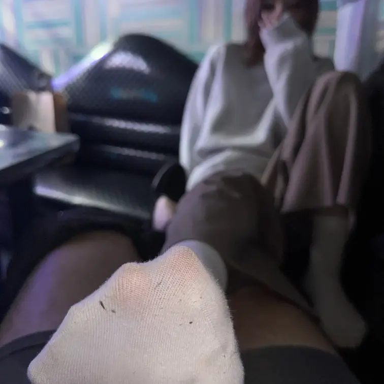 普段はOLさんとして働いている26歳のモデルさんです
写真動画内では口元だけ手で隠しています
カラオケ店では白靴下での足裏とつま先メイン
靴と靴下足裏の匂い嗅ぎもさせてもらいました
靴のサイズは24.5cm
身長は161cm
靴と足裏の匂いはマーチンの皮、合皮っぽい香り７割に靴箱の埃の匂いに靴下の繊維に汗が混じった匂い
そんなに強烈な足の匂いではありませんでしたが、靴は２年くらい履いているらしいです

動画9分50秒(mp4)
靴を履いた状態での靴の接写、靴脱がしからの靴の匂い嗅ぎ、靴下足裏の匂い嗅ぎ
足指動かしと足裏で小さいボール転がし、パンツの上からの靴下での足コキ
以上が動画の内容になります

今後このモデルさんのさらに過激なスペシャルエディションも投稿しますのでこれからもチェックしてみてください

動画内では会話の一部を無音にしているシーンがございます
スマートフォンやPC不良、商品不良等ではございません
ご理解とご了承お願いします

この商品は足フェチの方向けのものになります


一人のモデルさんに対して一定数以上のファンの方がいるようでしたら、二回目三回目と撮影してきますので評価や購入のご検討よろしくお願いします
(連絡がつかない事や私生活の変化で撮影ができない方もいらっしゃいます、100%お応えできるわけではないことをご了承ください)

注意
完全オリジナル商品の為、第三者への送信、販売等の二次使用は一切禁止致します
画像、動画の二次使用、譲渡、転載、転売等は一切禁止いたします
著作権、肖像権侵害には警告なしで開示請求と損害賠償請求を行います
撮影者、出演者、購入者全ての人間に迷惑がかかるので厳守でお願いします (1/2)