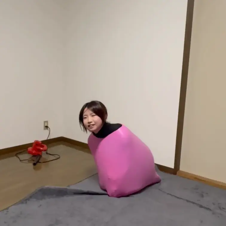 巨大風船に入ります。
バルーンフェティッシュ動画です。
風船は割れません。