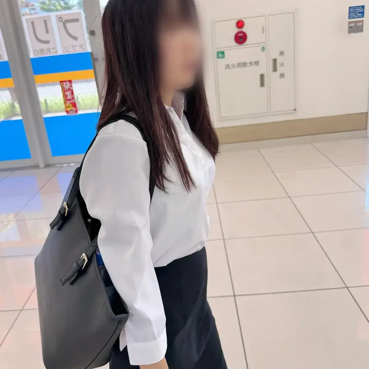 ー 昼 ー

うちの真面目な女子社員は

『そんな高いの無駄遣いですよ』と言ってたのに

ー 夜 ー

