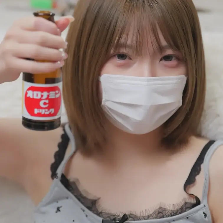 【新作】オロ●ミンCの瓶におしっこ

こんにちは。リクエスト回です。
オロCの瓶に放尿してほしいとの事で早速やりま