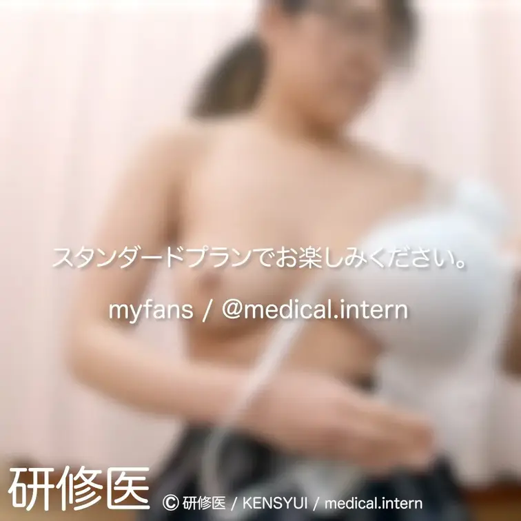 [診察・のぞき系映像]
この映像はボタン型亀でナイショに記録した健診風景です。

この生徒さんはブラジャーをしてい