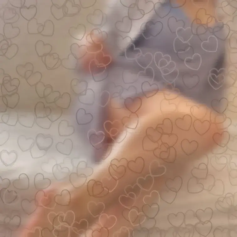 自分の足で生足にクリームを塗ってます。
．
【お知らせ📢】
水・金・土の夜に投稿してます❤️
忘れないように、ブ