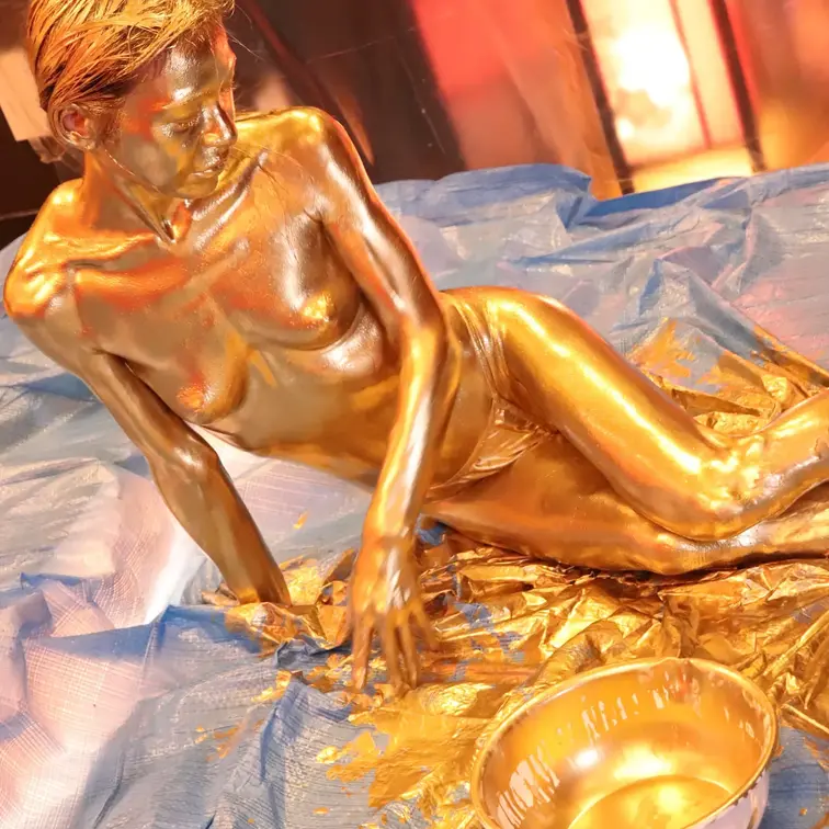 【腹筋美女の初金粉メッシー】
細身で綺麗に腹筋が割れている可愛い女の子が初めて金粉メッシーに挑戦してくれました！
セ