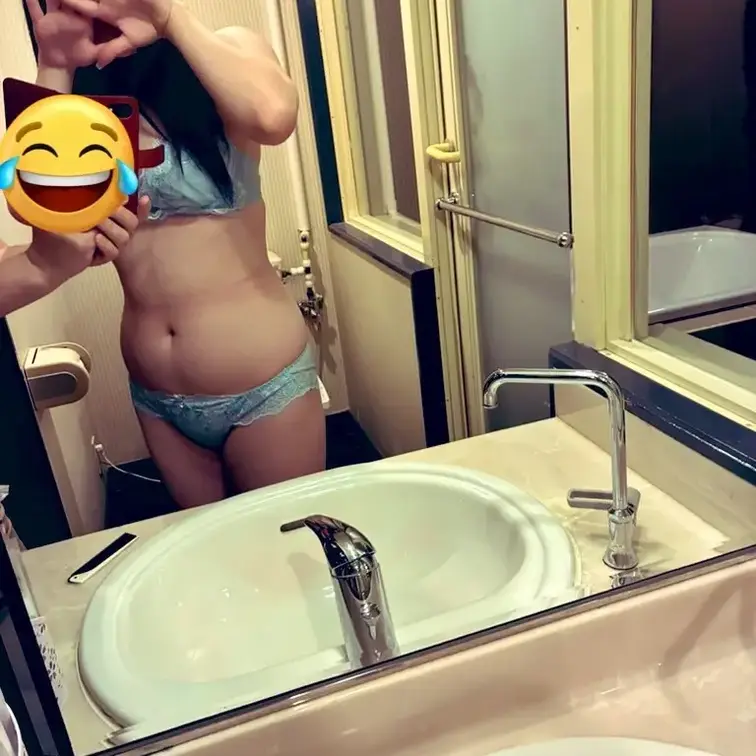現役女子大生（21歳・黒髪ロング・清楚系）の濃厚フェラチオ動画です。
彼女の柔らかいピンクの舌がチンポに絡みつく様子を、超鮮明にハッキリと捉えた貴重な1本。
先端を優しく舐め回す動き、裏筋を丁寧に這う舌の腹、亀頭を包み込むように絡みつく舌先……全部鮮明に見えます。唾液でテカテカに濡れた舌がゆっくりと、時には激しく動く様子が最高に興奮します。ジュルジュルという卑猥な音と、時々見せる上目遣いの視線もたまらないポイントです。最後は丁寧に舌で刺激しながらの口内射精。溢れそうな白濁を口の中に受け止める姿もばっちり収録しています。
【ここが推し】8分30秒ちょうどでサクッと抜けるのに満足度高め
舌の動きが本当にわかりやすい近接アングル多め
定点寄りの固定気味撮影でオナニーしやすい
高画質で舌の質感・動き・唾液の糸引きまで鮮明
マイファンズ完全限定販売

「舌の動きをじっくり見ながら抜きたい」
そんなこだわりのある方に特におすすめのフェラ動画です。短すぎず長すぎない絶妙な尺で、リピート必至。
今すぐこの清楚女子大生のエロい舌を独り占めしてください。
（再生時間：8分30秒 / 高画質MP4） (1/2)
