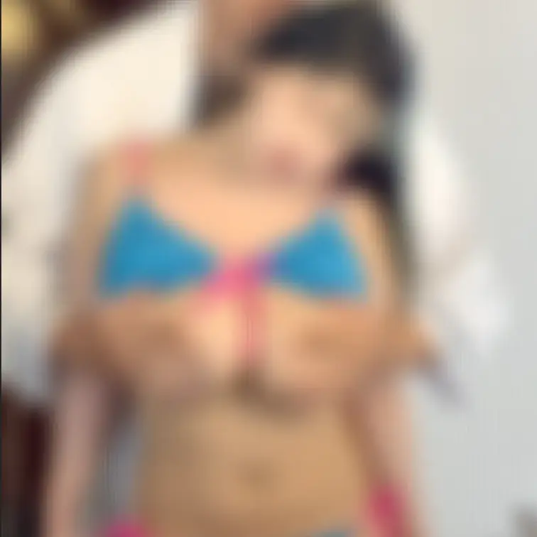 【ゴールド会員様以上向け動画】🎥
鏡越しの撮影中にカメラマンさんのイタズラ♡
水着の上から色々と触られ、揉まれ…

