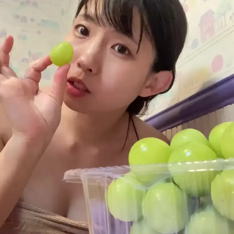 シャインマスカットとクリームを食べたり、クリームを体に塗ります。
丸呑みの動画になります。
その後の出してるところが