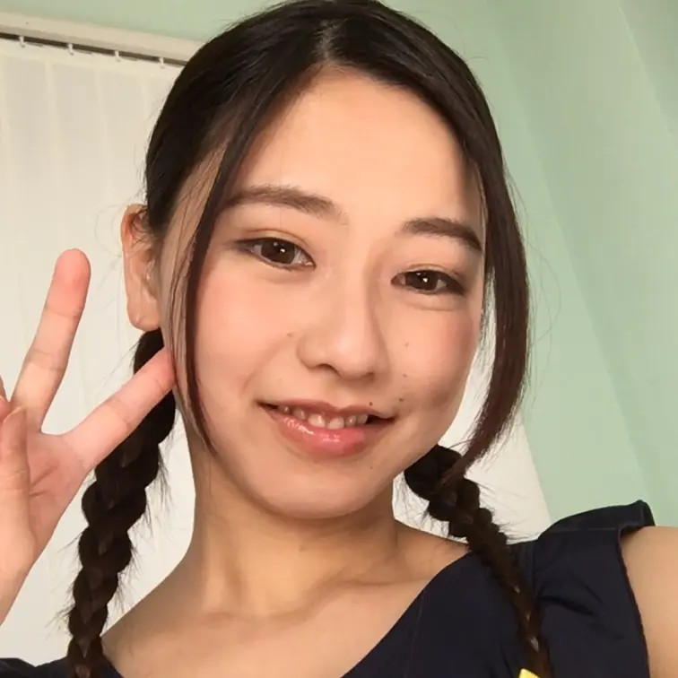 身長141cmでと～っても可愛らしく愛嬌がある「露リ子ちゃん」。
目がくりっくりで、顔に似合わない「ハスキーボイス」が