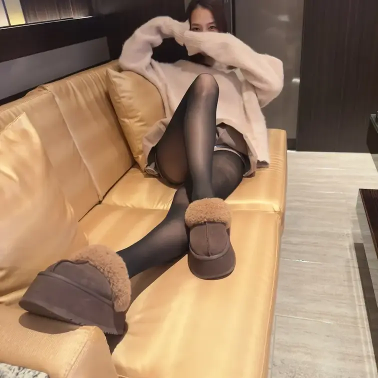 撮影させてもらった大学生Iちゃん
黒ストッキングとUGGの靴での足裏つま先と美脚撮影
靴と足の臭い嗅ぎもさせてもらいました
本人は動画内で臭いと言っていましたが、靴はうっすら柔軟剤の匂いがする感じで人間的な臭さはあまりありませんでした
中敷きやかかと部分は削れていたり使用感もあったので意外でした

若干Sよりなのか、パンツの上から手で触ってもらうときは爪先でフェザータッチしたり焦らすように触ったりと本人の内面から出るエロさSさが出たシーンになり個人的には見どころになっています

写真と動画ともに口元のみ手で隠しているものになります、あらかじめご了承ください

動画11分32秒(mp4)
2分35秒までは靴を履いた状態の美脚接写、ちょっとスカートをずらしてのランガード撮影、がメインになります
その後、靴脱がせシーンからソファーの肘置きに足を乗せてのつま先と足裏接写からの足指動かしと足を組みながらのストッキング脚の擦り合わせ動画が5分までです
5分からもう一度靴を脱がせるシーンから靴の匂い嗅ぎシーン
5分50秒からは女の子座りでのストッキング脚を触っている動画が6分20秒まで
6分20秒から8分5秒まではカメラ目線での片足、両足でのパンツ上からの足コキシーン
足コキしながらの足指動かしをしてもらったり、先っぽを足先でいじったりとバリエーションのある動きをしてくれました
8分5秒から9分20秒まではM字での太ももや鼠蹊部回りを触ったり、足を撮影者に乗せてもらっての足裏アングルからの足指動かしになります
9分20秒から10分までは女の子視点での片足はパンツ上からの足コキ、もう片方の足で匂い嗅ぎでのシーンになります
10分から動画終了まではパンツ上からの手でのペッティングになり、動画説明でも書いている通り焦らしながら触ったりパンツ上から形をなぞるように触ったり
自分が触って大きくなっていることをモデルさんが楽しんでいるようなシーンになっています
焦らされるのが好き、ちょっとM寄りの人にはおすすめのシーンかもしれません

動画内では会話の一部を無音にしているシーンがございます
スマートフォンやPC不良、商品不良等ではございません
ご理解とご了承お願いします

この商品は足フェチの方向けのものになります
Macとアイフォンによる動作確認は行なっております


一人のモデルさんに対して一定数以上のファンの方がいるようでしたら、二回目三回目と撮影してきますので評価や購入のご検討よろしくお願いします
(連絡がつかない事や私生活の変化で撮影ができない方もいらっしゃいます、100%お応えできるわけではないことをご了承ください)

注意
完全オリジナル商品の為、第三者への送信、販売等の二次使用は一切禁止致します
画像、動画の二次使用、譲渡、転載、転売等は一切禁止いたします
著作権、肖像権侵害には警告なしで開示請求と損害賠償請求を行います
撮影者、出演者、購入者全ての人間に迷惑がかかるので厳守でお願いします