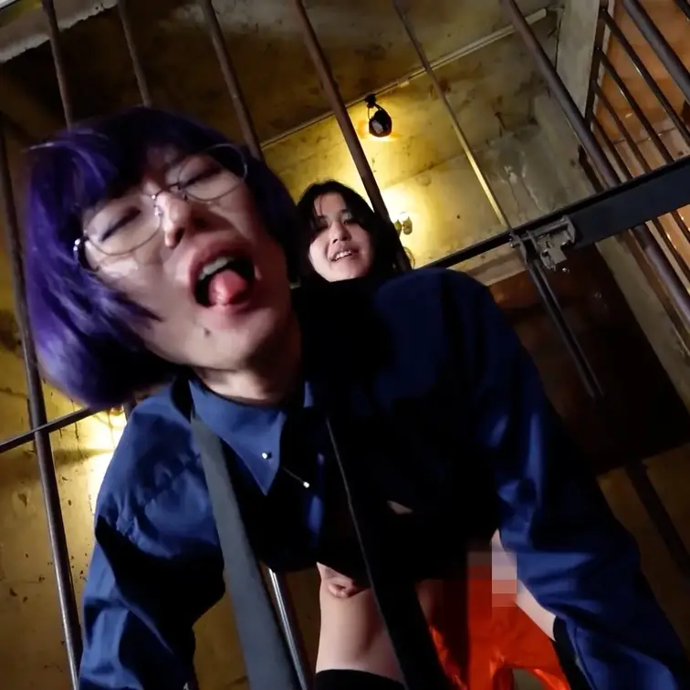 槐モナ＆Ayumi出演
「Crimson cage -百合の監獄-」の前編です。

囚人モナをオカズに自慰に耽る看守Ayumi。性欲はエスカレートし、モナを自分のモノにしようと画策するが...