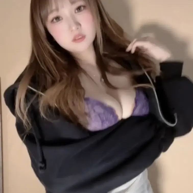 はじめに右側の「いいね♡＆保存♡」を押して応援してから見てもらえると嬉しいです🐰💜
 

薄着だから風邪ひいてしま