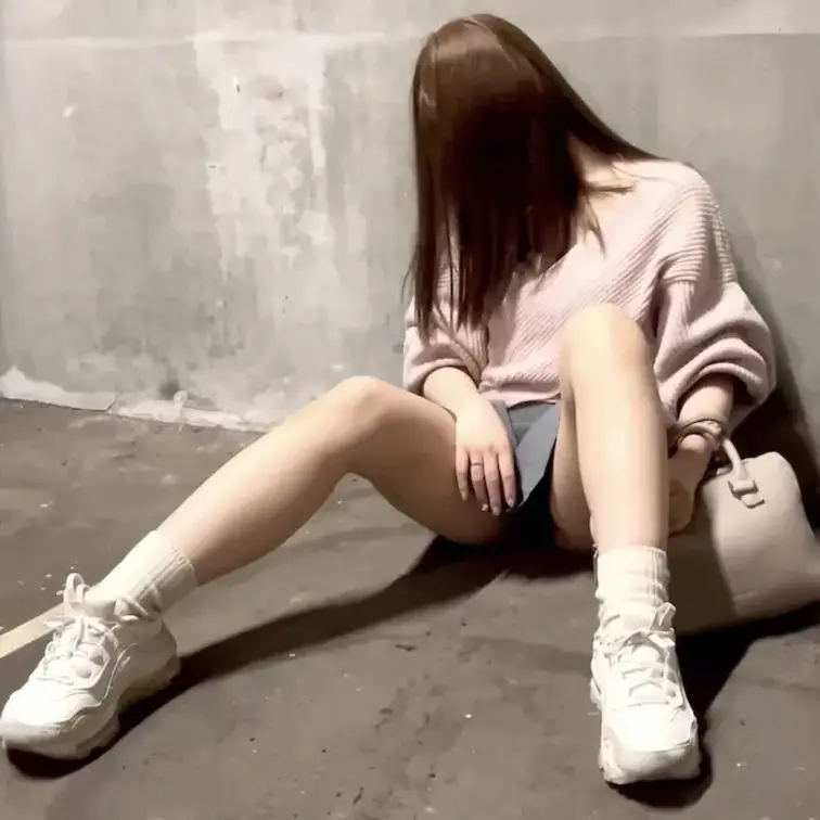 性欲を刺激する女盛りの肉質 ミニスカの代名詞ヒラヒラ系の素人美ギャルを背後から...

コンプラが厳しいこのご時世に