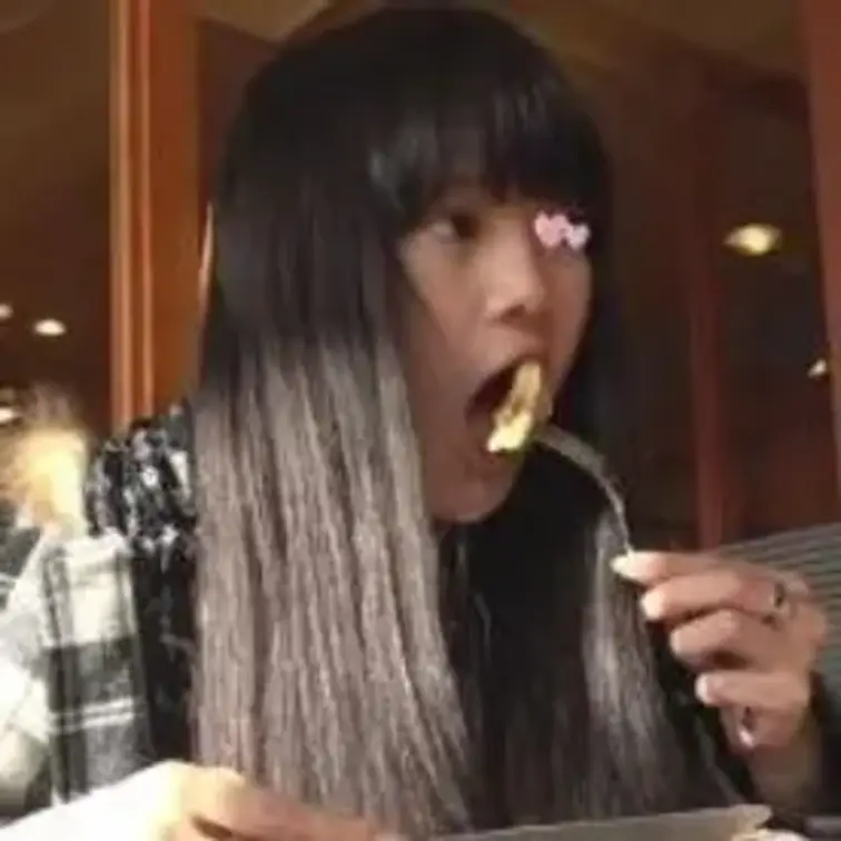 【野外×車内】食欲旺盛でお目目がクリックリなドスケベ女子
待ち合わせの場所に到着すると、目が大きくて大人しそうな彼女が待っていました。
ロングの黒髪で一見清純そうなこの子が…あんな事やこんな事をするなんて…。
車移動すると即寝…なんとマイペース‼
途中下車して外で少しいじくり倒したら、近くのファミレスでお食事。
彼女、パスタ食べたあとパンケーキを大口開けて頬張っていました。
なんて素朴な…（笑）。
食欲を満たしたら、駐車場でイチャイチャ。
彼女、エロになったら表情にあまり出さないんだけど、濡れ濡れでしたわ‼
ムッツリなんでしょうね、きっと。
そんな彼女と、ようやくホテルに着いたのは夕方でした。
夕日に映える「黒髪彼女」…それを見ながらタバコをふかしてしまいました。
程よく大きめなおっぱい、ふっくらしたお尻…肌は白くて絹のような透明感がある。
まんこは常に濡れていて、ホテルに着いた時にはビショビショでしたわ。
チンチンも丁寧に舐めてくれて、懇親的。
こんな子がきっと悪い男にハマって、いいなりになっていくんでしょうね…。
その男が私なんですけど…（笑）。
だって未だに彼女とは続いてますからね。
収録時間/67:33

【注意事項】
※出演者は１８歳以上であることを身分証で確認しております。
※法律や条例に違反することは一切行っておりません。
※本作品は、公開する事を目的に作られたオリジナル動画です。
※二次使用、譲渡、転載、転売等は禁止します。 (1/2)