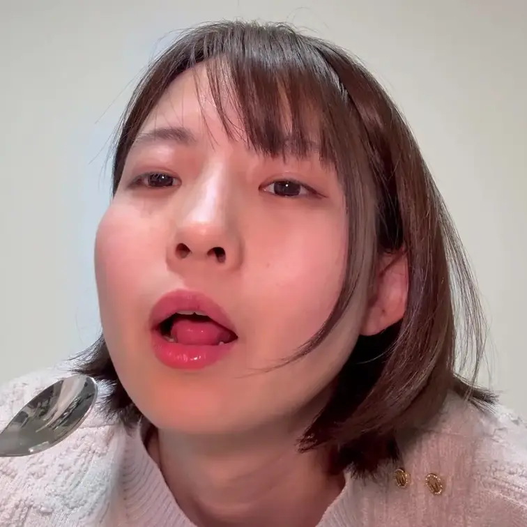 よだれ動画です。スプーンなどを使って、よだれを出します。