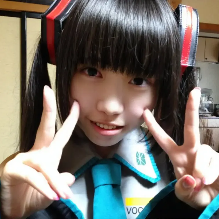 恐らく10年ほど前の写真になります
フォロワーさんちで初音ミクのコスプレをしたときの写真です！