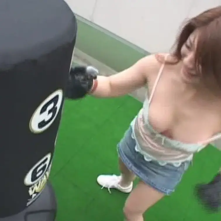 素人さんにパンチングマシーンでストレス発散してもらい、パンチを繰り出す動作のチラリズムやフェチズムを堪能させてもらいました！　その２ (1/2)
