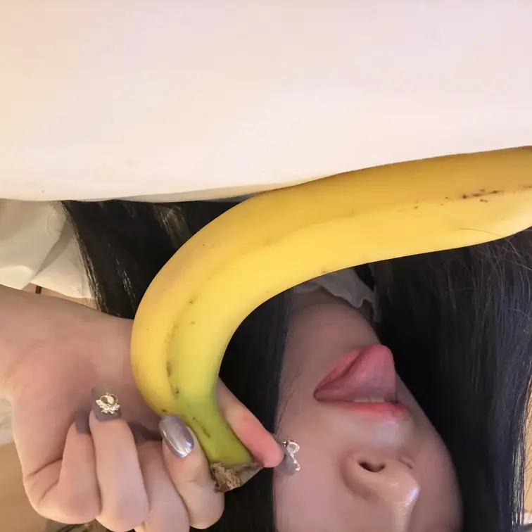 もちがバナナをひたすら舐めて咥える動画🎥