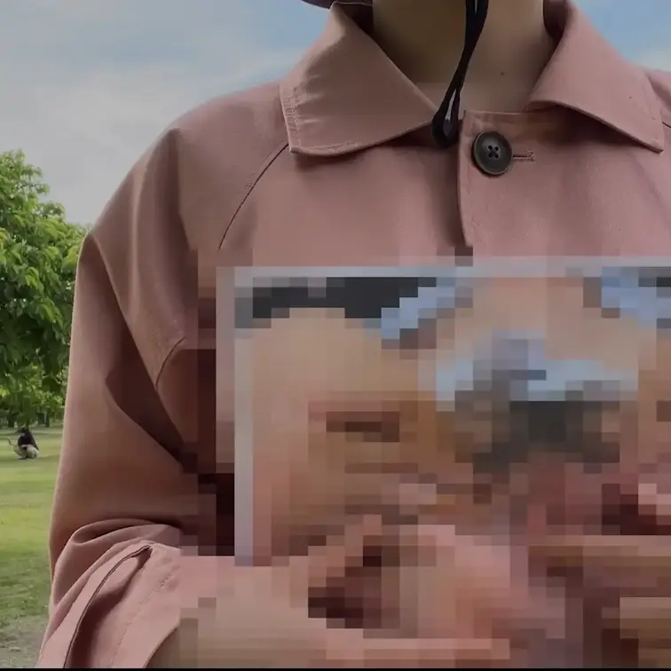 自分の恥ずかしいエッチな全裸写真やM字開脚でオマンコくぱぁ広げたエロい姿を紙に印刷して人が沢山いる場所で疑似野外露出する