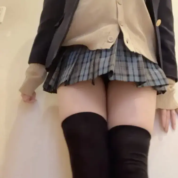 制服×ニーハイ‎₊˚⊹ 𐦍༘⋆₊ ⊹
結構好きな人多いよね🥺
見たいって言われると頑張って撮っちゃうタイプです♡