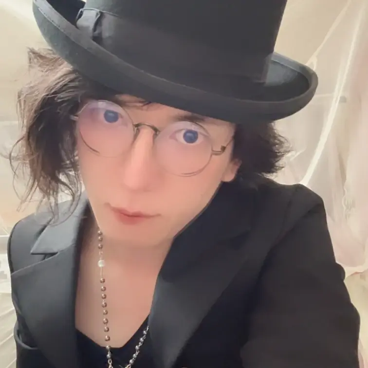 今回はちょっと紳士？な感じで*⸜(* ॑꒳ ॑* )⸝*
3枚目はお気に入りのシマエナガさんと✨

あと4枚目はわたしの好きな香水✨