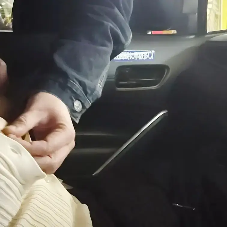 ♥️露出♥️数人の男性達が代わる代わる

車内を覗き込む欲望丸出しの男性達
車のウィンドウを下ろす
ビックリした