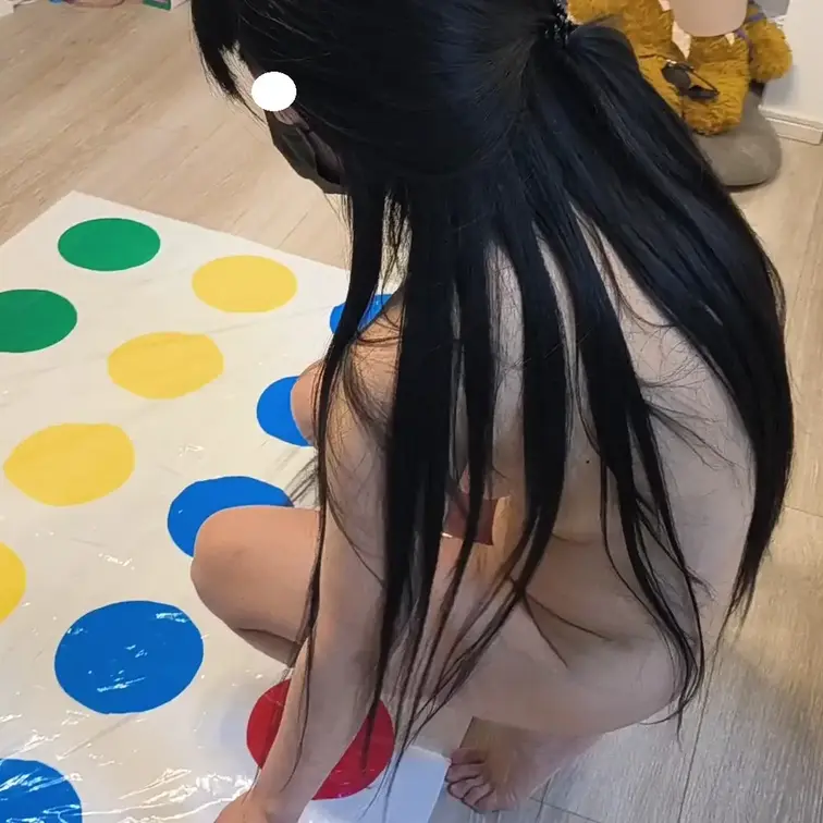 みずきの個人撮影。全裸パーティーに参加してくれた女の子をスタジオに呼んで全裸でいろいろやらせてます。これは一人ツイスター