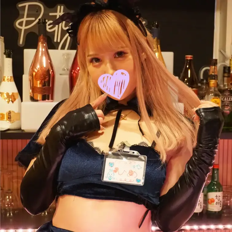 コンカフェ店長のセクハラ面接記録...3

この子は鮮やかなピンク色の髪に透き通るような白い肌の、おしゃれでかわいら