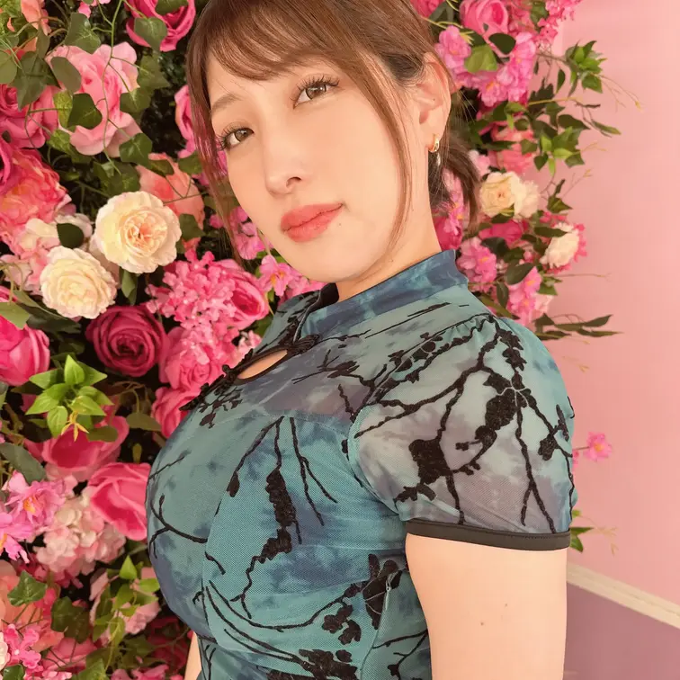 こんなえっちなチャイナドレスじゃ
お外出れないですね💗
今日も一緒に頑張りましょうね！

This Chines