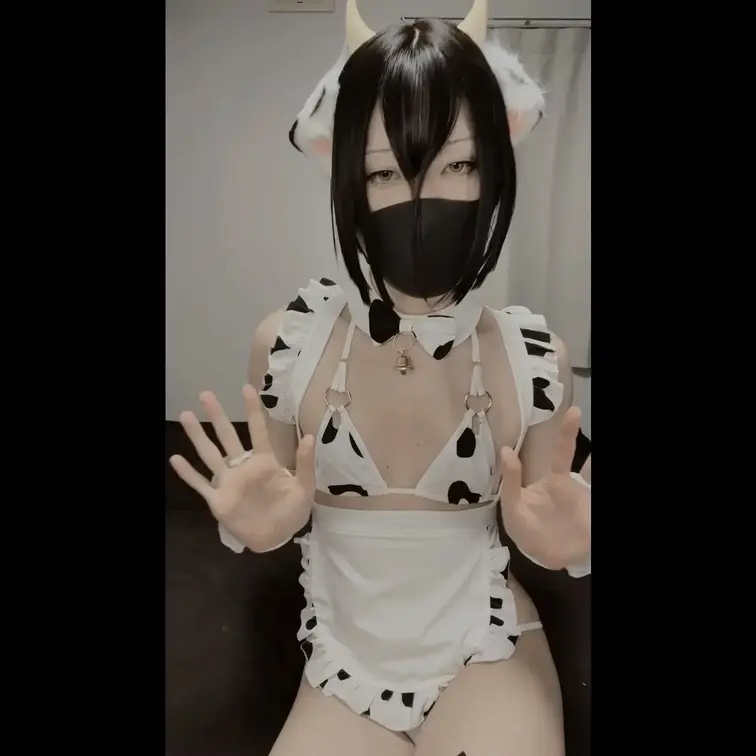 乳首とんとんして大きくなったおちんちんで遊んだりする動画【牛メイド】