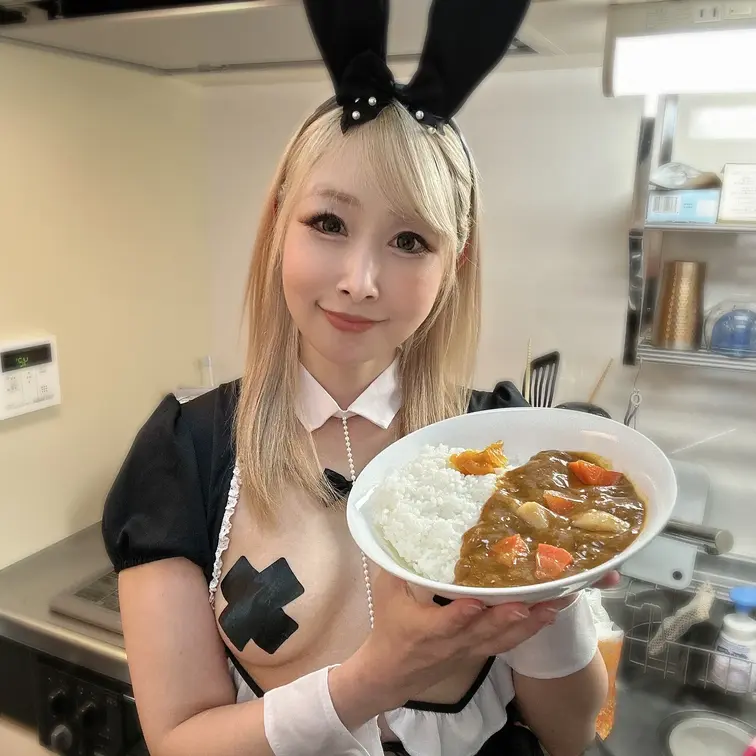 こんにちは！！
✨えむちゃんずクッキングです✨
えっちなバニーちゃん衣装でカレー作りに挑戦しました🐰🍛
真面目にお