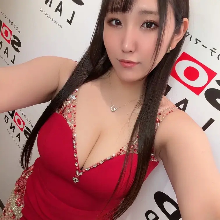 今年に入ってドレスを着る機会がなくて久しぶりにドレスをきました♡
似合ってますか？