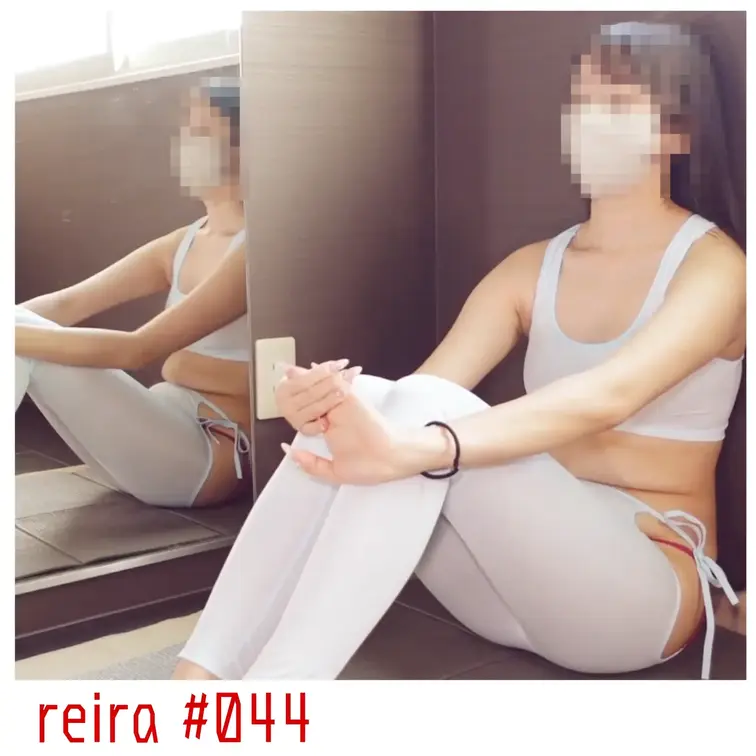 [reira 妄想#044] レッスン前、壁際でストレッチ


ヨガウェアに着替えたあと、
スタジオの隅で静かに