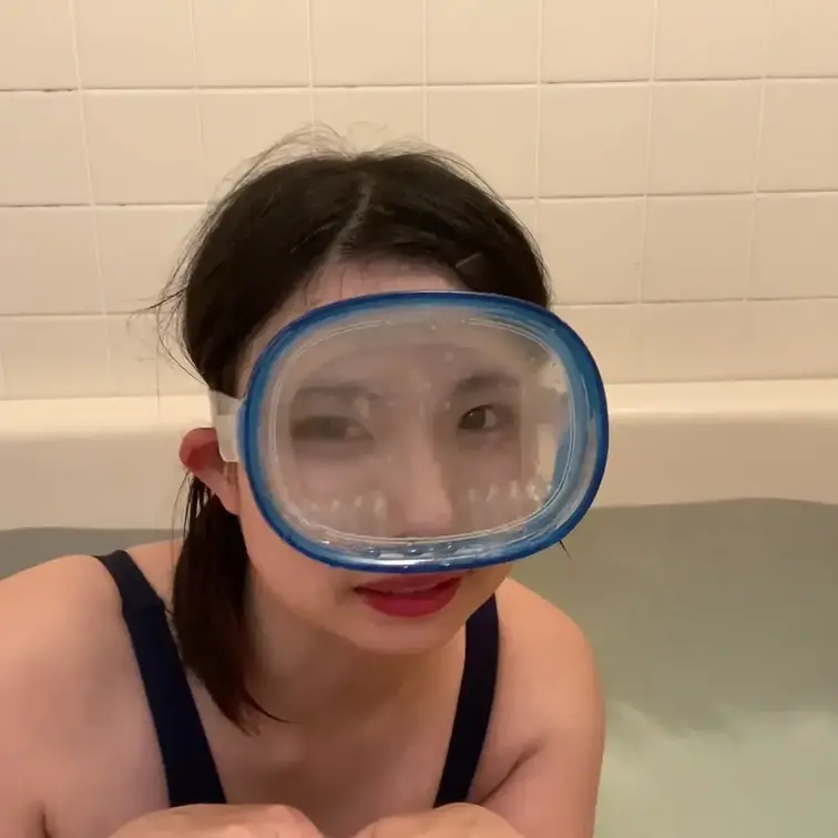 お風呂で水中眼鏡の中に水を入れて目を開きます。
水がどんどん抜けていくのをご覧ください。
スク水を着て3種類の水中ゴ