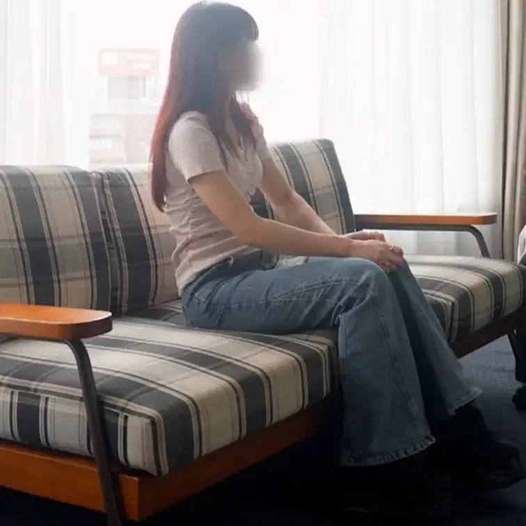 25歳の歯科衛生士と4P。腹パン、首絞め、潮吹きで涙目ダウン（1時間34分）

「複数の男の子に回されてみたい。限界までしてみたい」と25歳の歯科衛生士の子が連絡をくれました。

普段は真面目に歯医者さんで働いている彼女。エッチの経験はそこそこあると言っていたけど、AV男優と会うのも、4Pも初めてで緊張した様子でした。

でも「腹パンが好き」「完全にドMなので」と、緊張よりも期待の方が強そうな表情で、自分から希望をはっきり伝えてくれました。

一番大きいチンチンを最初に挿れようとしたら、入りきらなくて、少しずつ慣らしていくと、奥まで届いて、あっという間に絶頂。

そこから腹パンしながら乳首いじったり、首締めながら激しく突いてたら、すぐに涙目でダウン。
「こんなやばい…やばい、ナメてた…」と
男優との複数プレイに、本気で感動したと教えてくれました。

休憩を挟んで「まだできる！」と自分から再開。
代わる代わる挿入されて3人から責められるたび、息を切らしながらも、嬉しそうな反応が止まらなくなる。

他の男優2人が帰るタイミングで「お別れの一差ししていい？」と男優に帰り際中出しされて、名残惜しそうに見送る姿も可愛かったです。

その後は2人きりで続き。
みんなに中出しされて限界になっても、連続エッチできる性欲にポテンシャルを感じました。

「また体力つけて来ます」と再会を約束してくれました。次は絶倫の男優をもう1人呼んで、5Pしようと思います。
