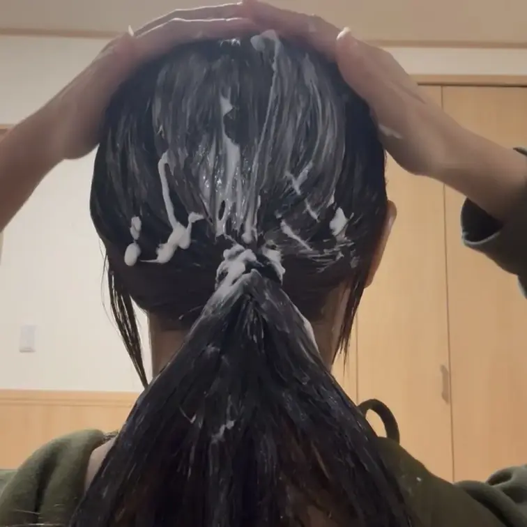 白いクリームで髪の毛べったべた🥺
【内容】髪にクリームかける→馴染ませる→ポニーテール→さらにクリームかける
お風呂