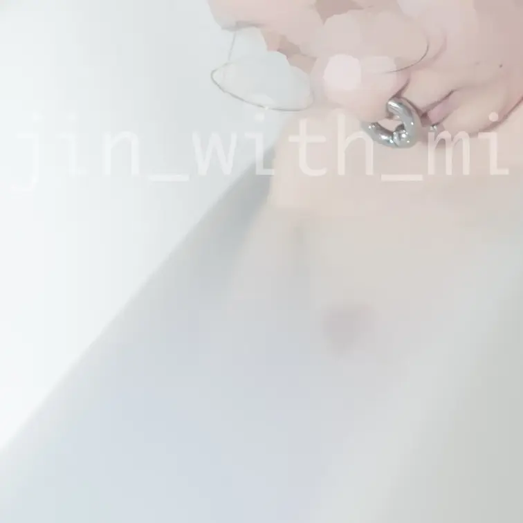 顔出し。
乳首タトゥーと鼻ピアスと耳の拡張ピアス。
フェチのてんこ盛りです。