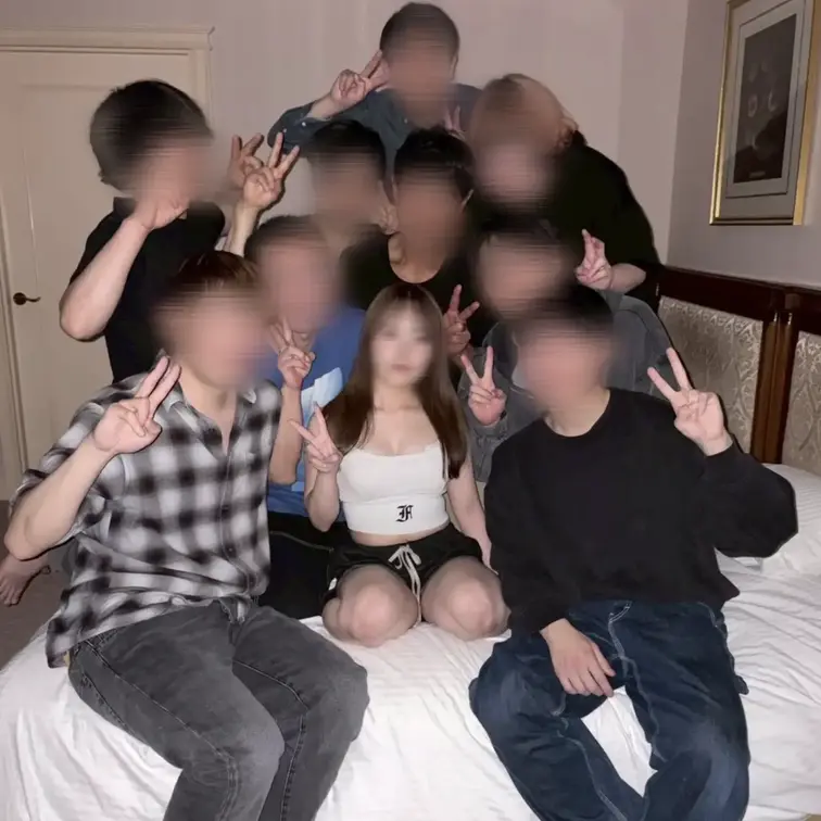 【ヤリマンのセフレを大学の男友達に紹介して大乱交させたw】

※本編完全顔出し

裏垢女子のエマちゃんを都内の某