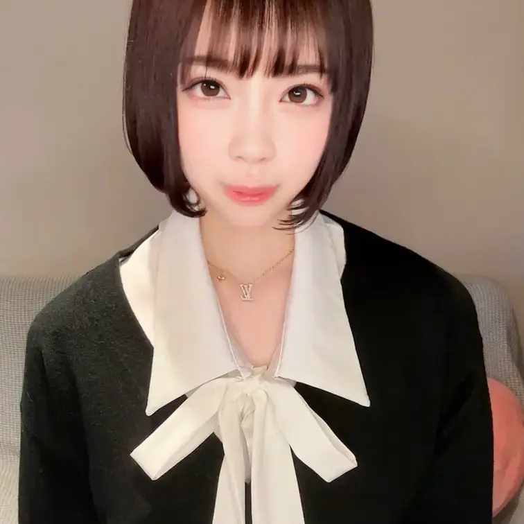 右上の「いいね」と「保存」を押してから見てくれると嬉しいです🤍



はじめまして【ひな】です♡

ついに…