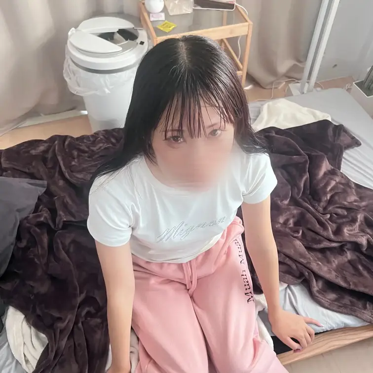 【本編完全顔出し】
友達から「可愛い子いる」って紹介された20歳の女子大生ちゃん。

DMで話してるうちに、「お家