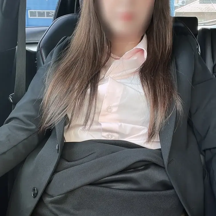 2026年5月1日から投稿を始めます💕
ゆみ🌹です。昼間はかなり堅い仕事をしています。
身バレが出来ない様な環境です