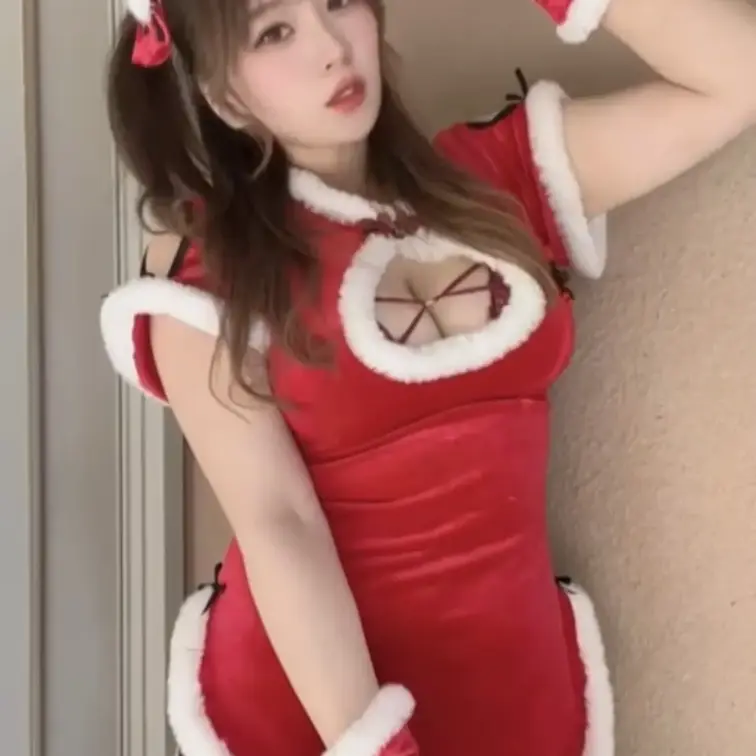 はじめに右側の「いいね♡＆保存♡」を押して応援してから見てもらえると嬉しいです🐰💜

サンタコスで踊ってみました🎅💜