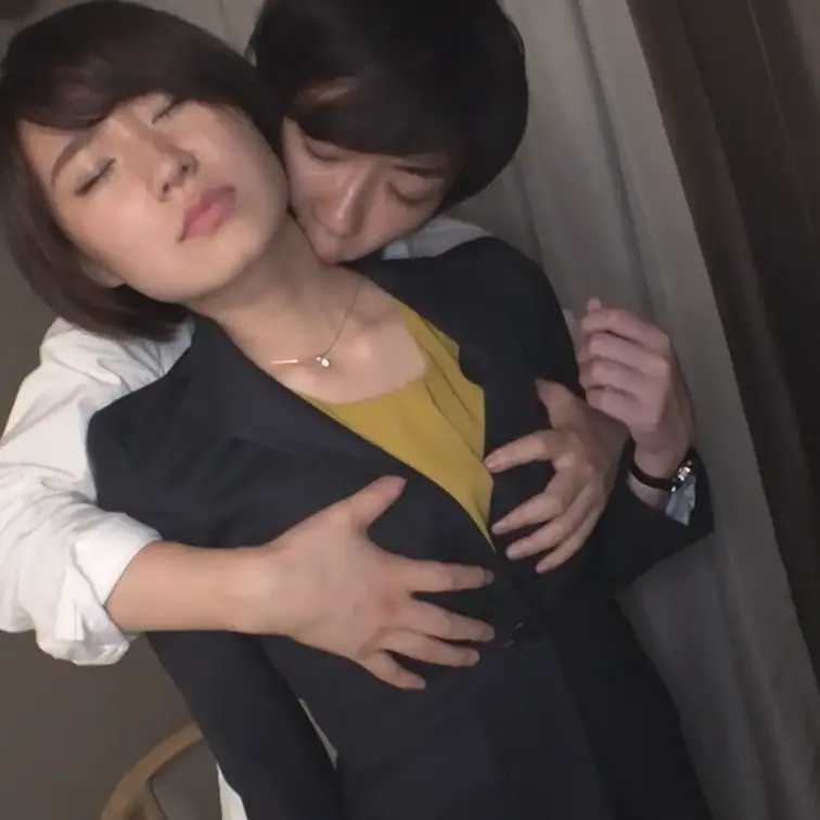 清楚系な美人保険セールスウーマンゆいさん26歳をホテルへ誘い、キスをしながらスーツの上からおっぱいを揉むと既に感じている