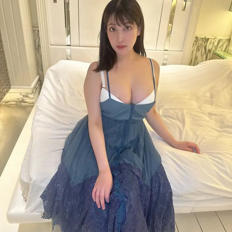 たまには清楚な感じで♪
パンティ見せちゃってるけどね(*ﾉωﾉ)
だって見て欲しいんだもん♡