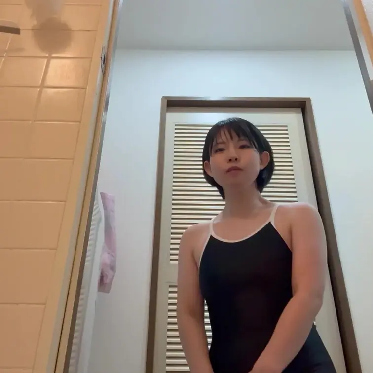かわいい水着でおしっこ我慢。
その後、横にずらしておしっこします。